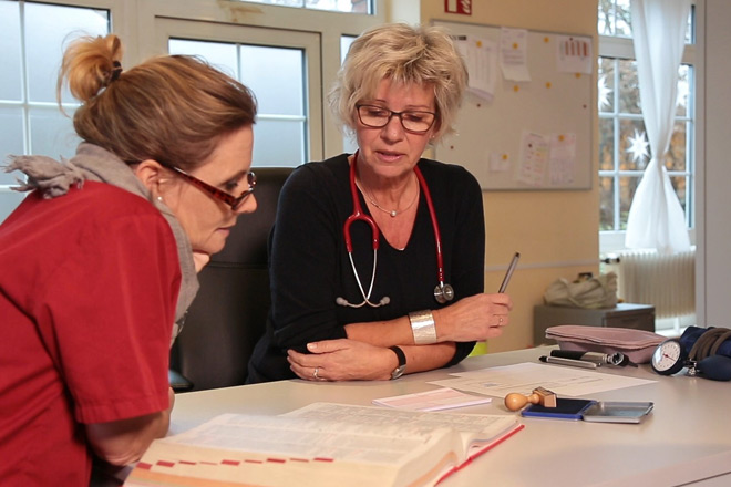Team-Besprechung in der Sanitätsstation: Ärztin und Krankenschwester im Gespräch